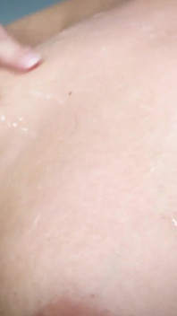 害羞的处男书呆子在第一次色情片中被破处！