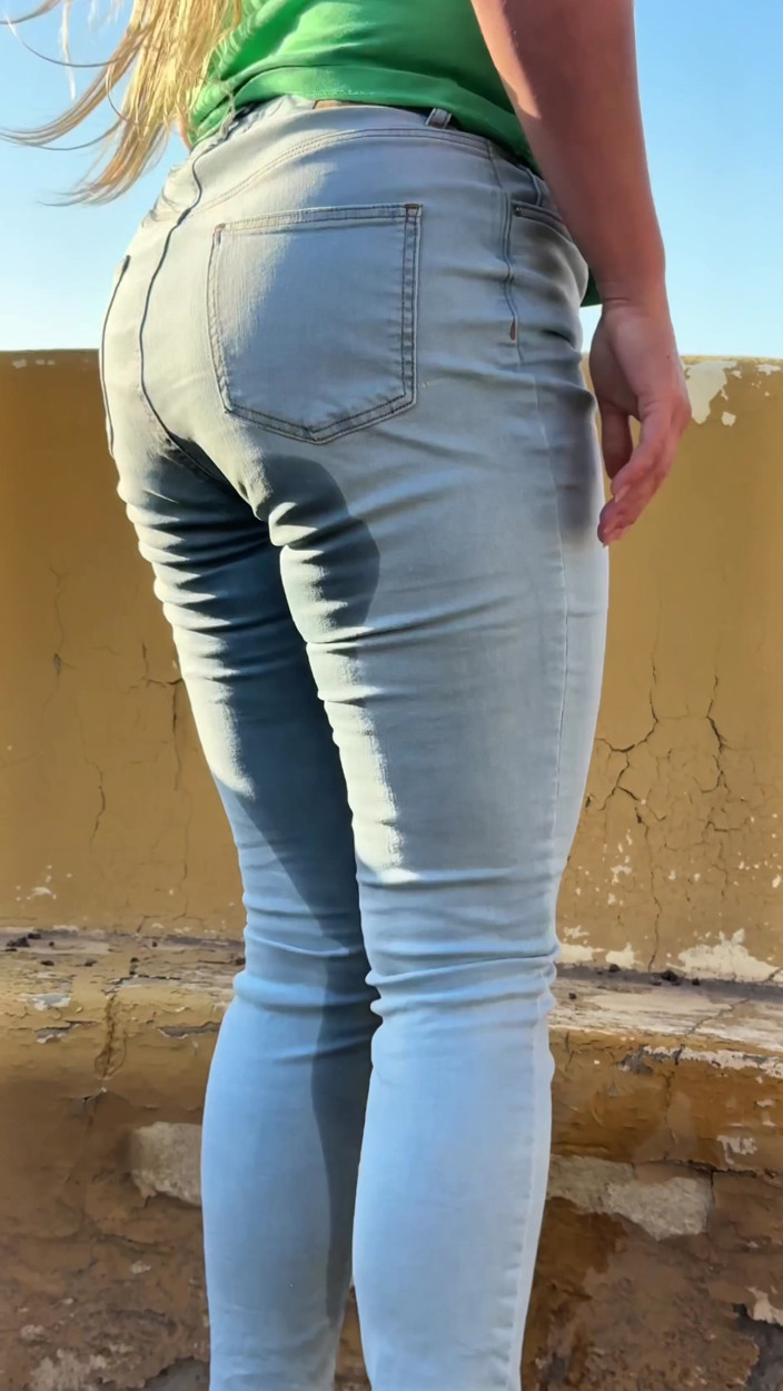 Emma Voyeur: Faccio Pipì Nei Miei Jeans Mentre Cammina Fuori