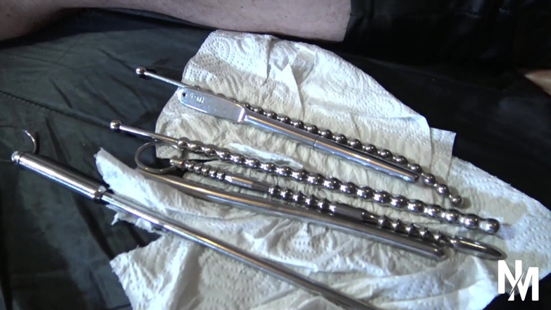 Nikky Thorne: Une MILF excitée punit son esclave dans son donjon