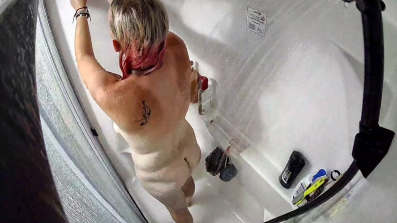 KittieNoOne: Geile vrouw masturbeert onder de douche