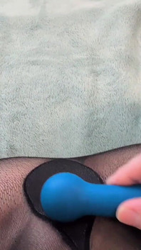 Studentessa Americana Bagna Le Sue Calze Bagnate Durante L'orgasmo