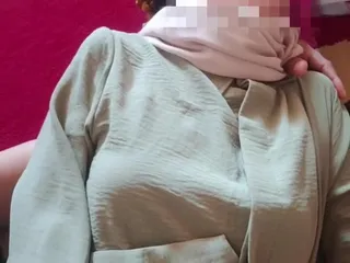 Seorang gadis yang telah dikongkek oleh seorang awek remaja