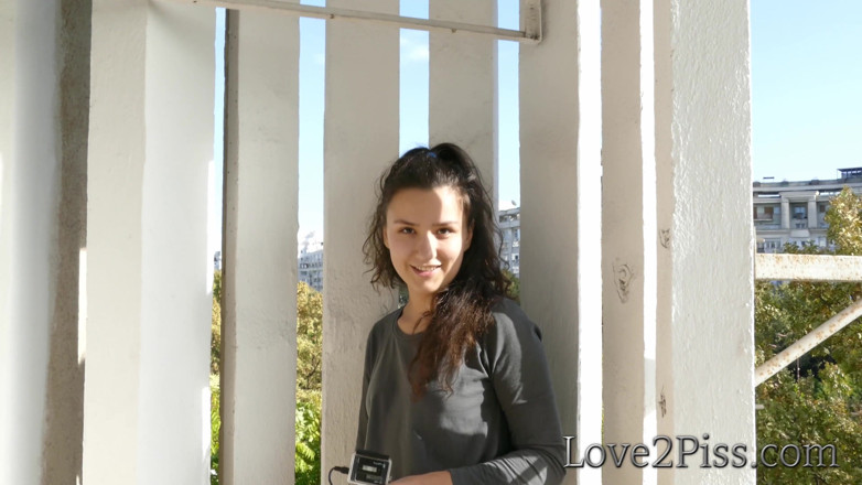 Love 2 Piss: Chica sexy desesperada con orina vesical completa en el balcón