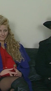 Loira gata e morena madura em diversão a três selvagem