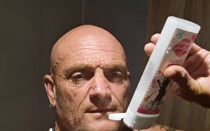 Acez: Après l’entraînement, une fille excitée prend une douche dans la...