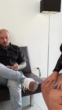 Jag ligger med min psykologpatient, vi är fast - Karen Sleent
