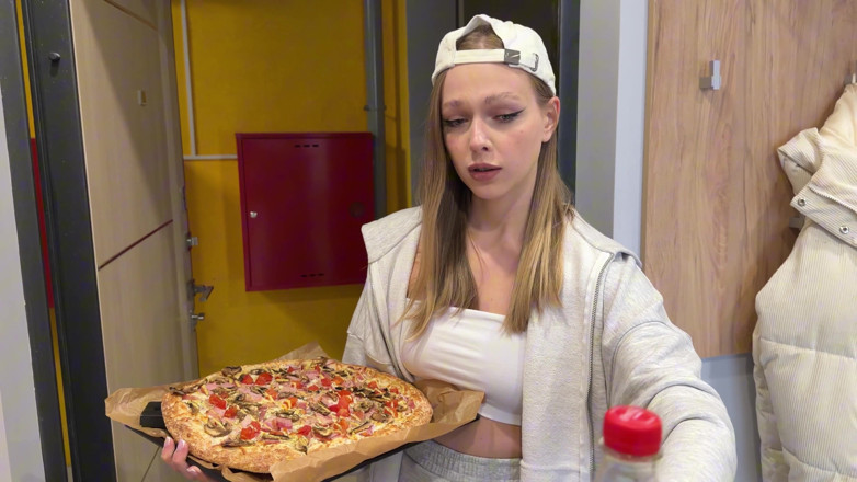 Arisha Mills: Pizza Fredda? Togliti Le Mutandine E Allenati Con I Fori
