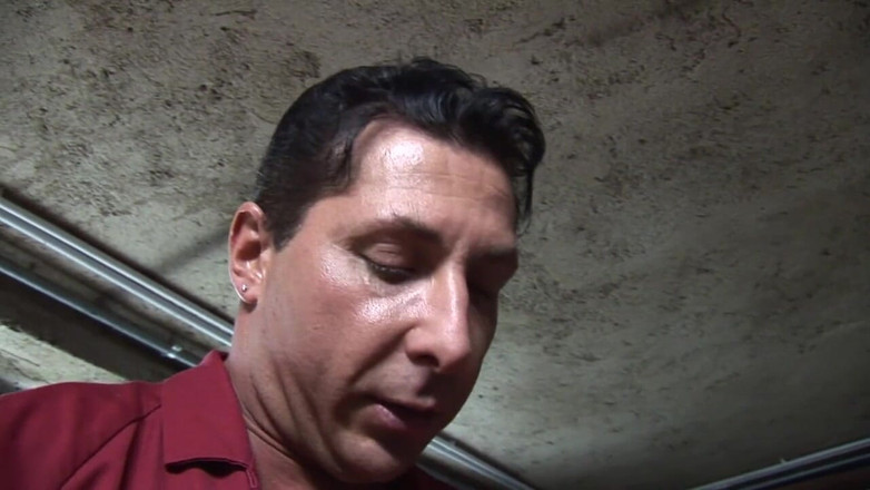 Milf in Love: Azgın olgun ağzına boşalana kadar işçinin büyük yarağı tarafından sikiliyor