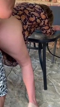 Moglie infedele succhia cazzo all'aperto pompino