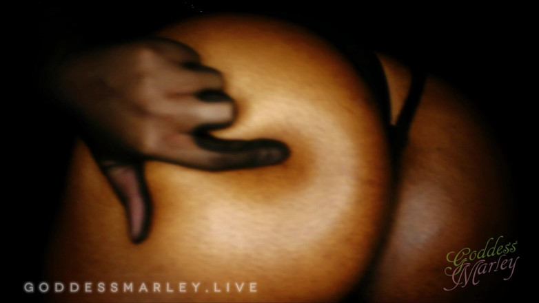 Goddess Marley: Cium pantat saya melalui seluar dalam saya!