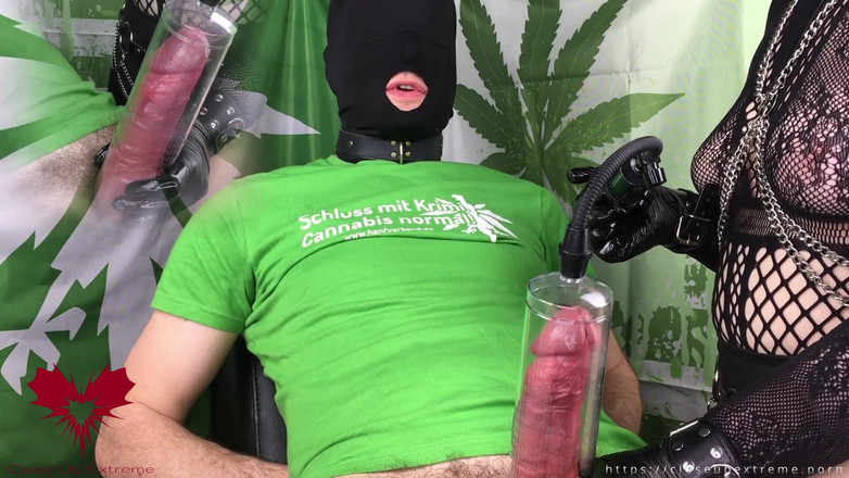 Close Up Extreme: Goth MILF avrunkning i svart latexhandskar med penis pump. Alternativ...