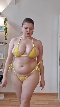 Modellen tappar Bikini på Catwalk generad running away