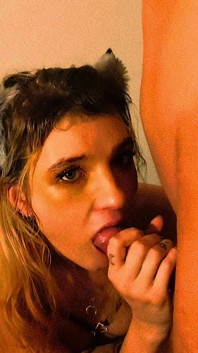 Une salope suce une grosse bite et se fait éjaculer sur le visage en tant que thanx