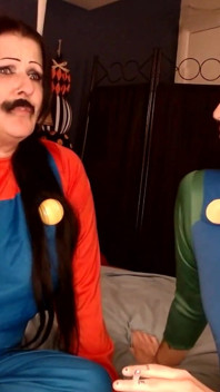 Il cosplay di halloween in una pausa fumo