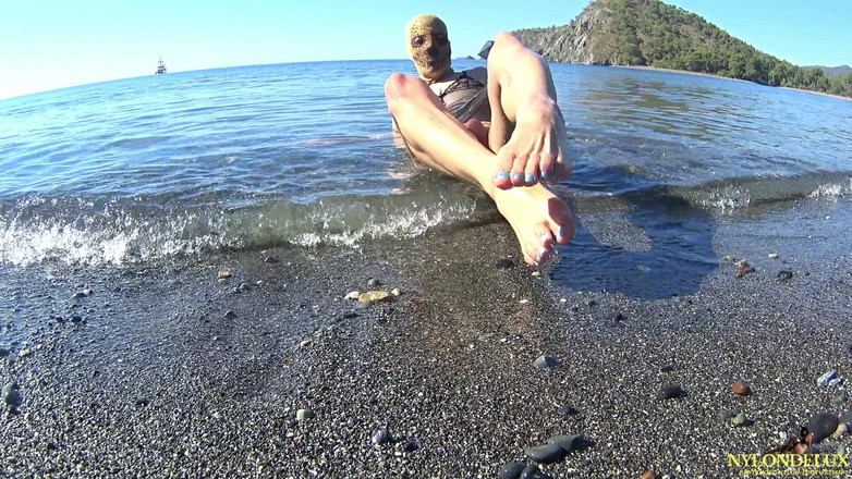 Nylondelux: Nasses Tüllkleid Und Nylon Am Strand