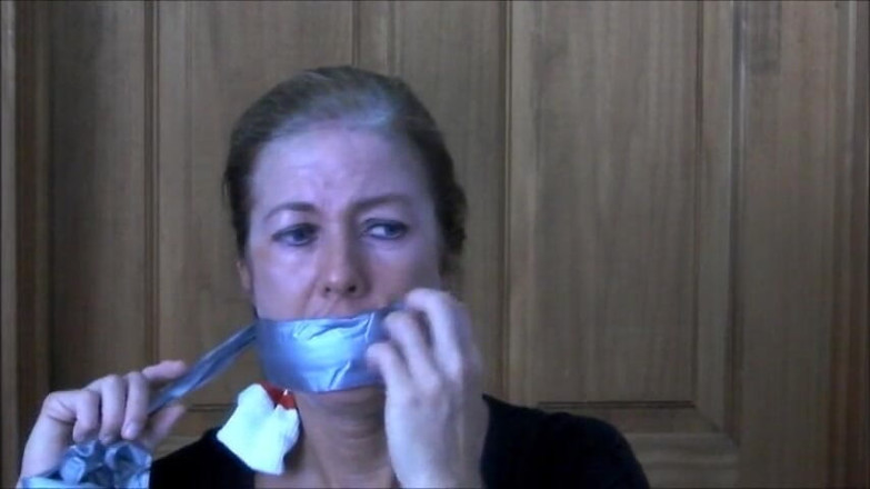 Selfgags classic: Mamă sexy care face jogging se îneacă cu propriile chiloți transpirați!