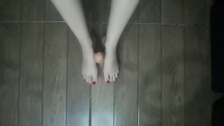 Little Ant2: Love Her Feet Let Me Masturbate Your Dick with My...