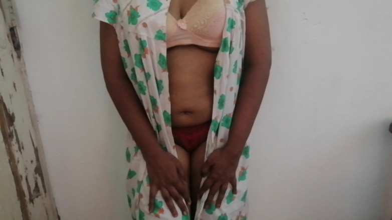 Tina Baby: Tatie desi sur sa robe de nuit