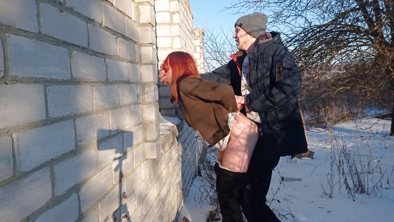 SweetAndFlow: Kışın açık havada seks - adam beni sert sikiyor