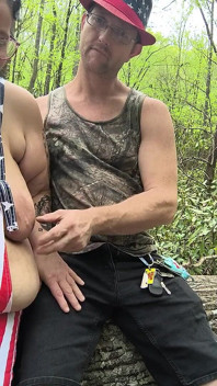 Ormandaki köylü kucak dansı büyük yaraklı redneck ona iyi para ödüyor