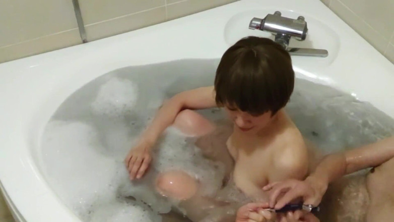 akeieroi: Badewannen-Flirtspiel mit einem Affärenpartner