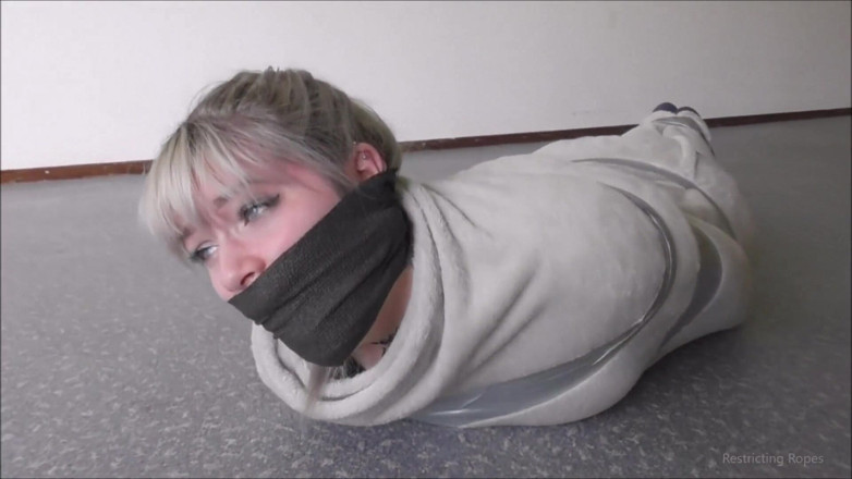 Restricting Ropes: Związana przez swojego porywacza na podłodze