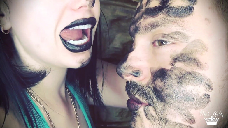 Goddess Misha Goldy: アレックスの顔中に黒光沢のある口紅のキスで覆います!