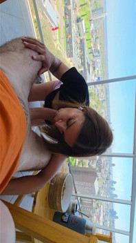 Meu marido e eu nos divertimos em um apartamento alugado: sexo oral na varanda com vista para a rua e sexo no quarto.
