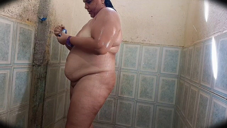 Adribella69: Uma gordinha com uma bunda grande está tomando um bom...