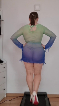 마이크로 비키니 위에 시스루 비치 드레스 - 힐, 지글 및 러닝머신 애널