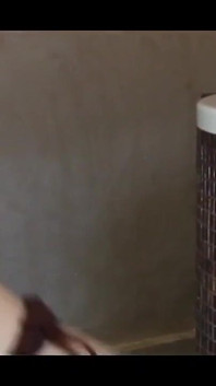 Ta hottie nie mogła powiedzieć nie kutasowi swojego mężczyzny, gdy kąpał się, więc postanawia dać mu śliską pracę stóp