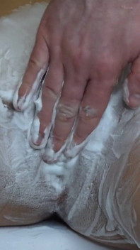 Raspando uma buceta peluda com espuma de barbear! Close-up!