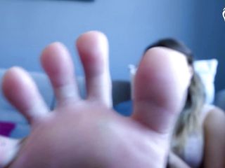 Czech Soles - foot fetish content: Castigo de pies maloliente para su marido - en primer plano