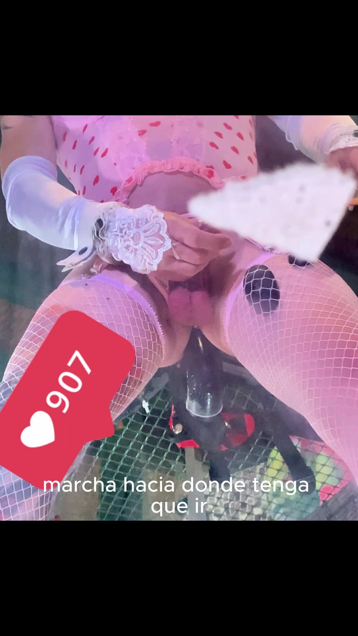 Benito414: Rosa strümpfe, dessous transe reitet schwarzen dildo an der wand