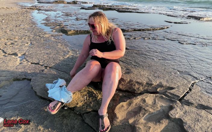 Lena Cox: Lena cox - masturbazione con squirting in spiaggia