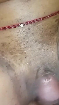 Üvey kız kardeşimin amını büyük yarağımla ovuyor