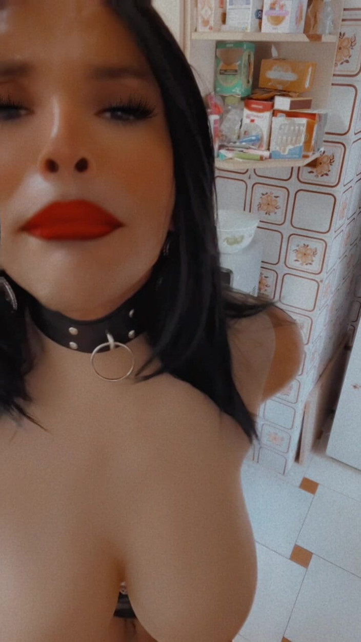 Sissy Slut Brianna: Dieser Bikini bedeckt fast nichts. Meine Geduld reicht noch weniger....