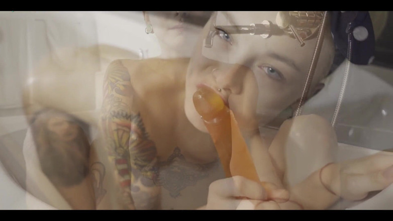 Karneli Bandi: Banyoda yaramaz göt oyunu. Karneli Bandi