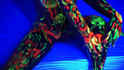 Cipriani: อาเมลี่ โดนทาสีนีออนทั่วตัว