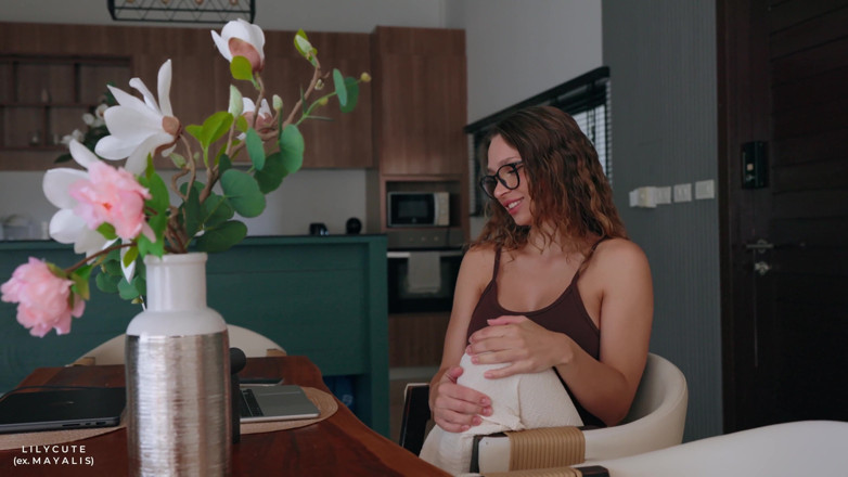 Lily Cute: Il Coinquilino Sexy Offre Di Restare Nudo per Sopravvivere Al...