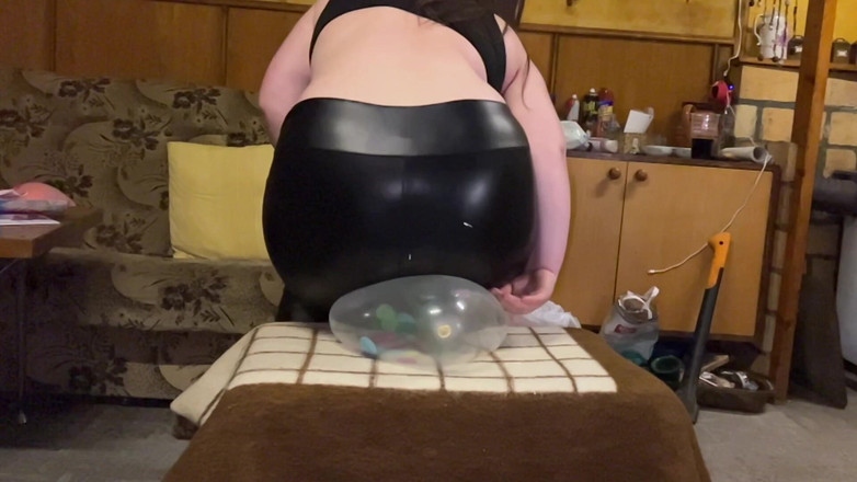 BeachBallsDuo: ビッグブーティルーシーは16個のとても強いハート型風船をポップしました!スローモーションのカメラ2台!