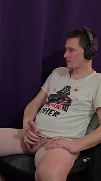 Nadržená amatérská sólo masturbace - nemohla jsem odolat ochutnávání svého vlastního spermatu po orgasmu