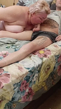 Mi madrastra con grandes tetas chupa mi polla y semen