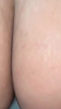 Nevlastní syn šuká svou macechu poté, co viděl její velký zadek zezadu, stříkání na její zadek