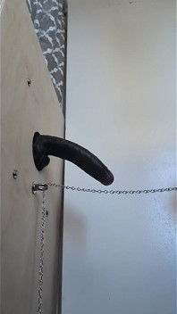 Sissy-zimmermädchen in bondage lutscht und fickt ihren dildo