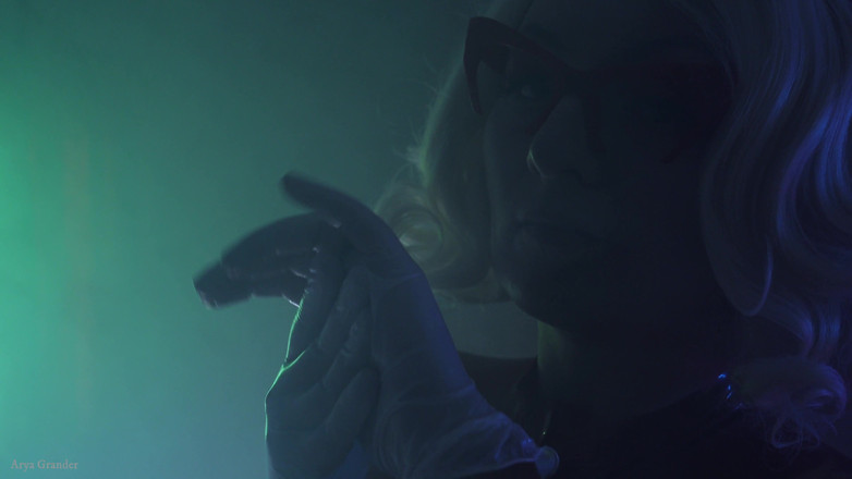 Arya Grander: Medizinische handschuhe ASMR video (Arya Grander)