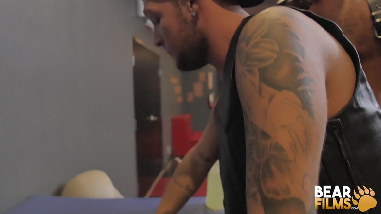 Bear Films: Bearfilms Muskelbjörn Sebastian Sax knullad av Parker Logan