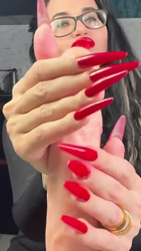 Deusa das unhas longas vermelhas com cabelo comprido, morena