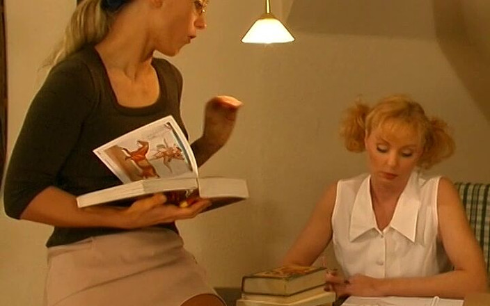 Tabu Film: Sex lesbian cu profesorul tutore