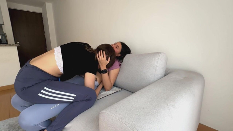 scarlettandc: Líbáme se a přitom si hladíme legíny